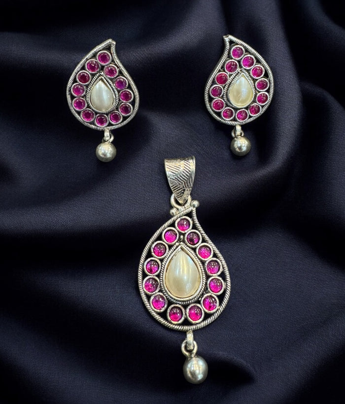 The Maavu Silver Pearl/Kemp  Mango Pendant & Earrings